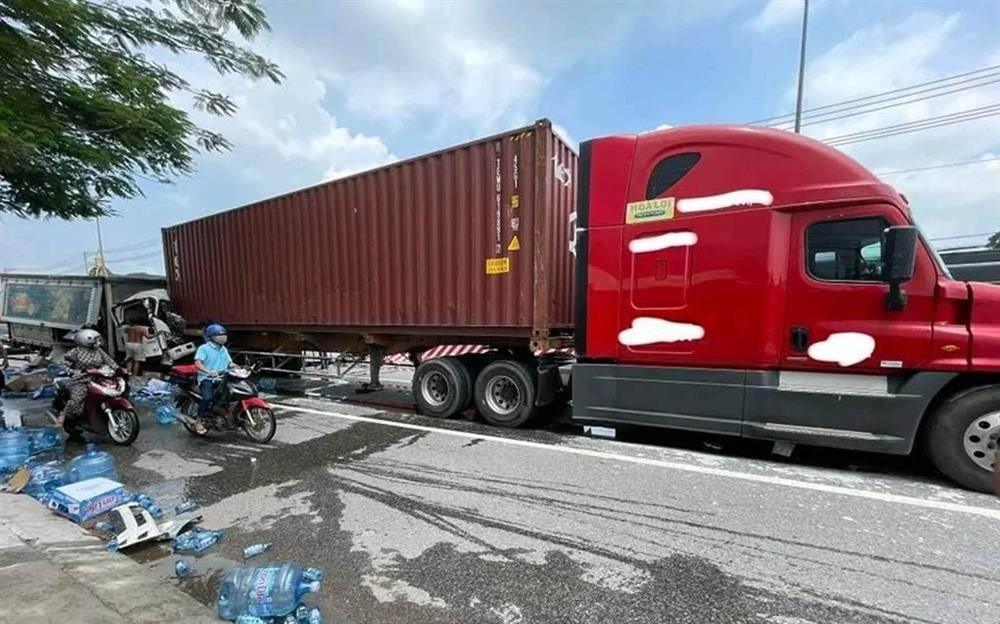 Tông vào container dừng đèn đỏ, tài xế xe tải tử vong trong cabin bẹp dúm