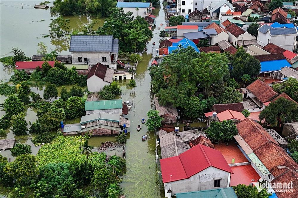 Hàng nghìn hộ dân ở Hà Nội vẫn bị cô lập sau 1 tuần nước tràn đê sông Bùi